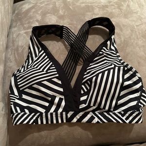 Pullover sports bra, plugs neckline